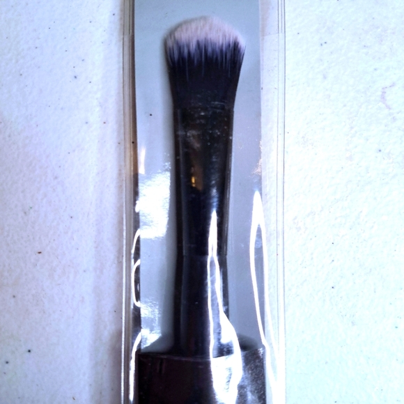 Studio Selection foundation brush. - Picture 5 of 8